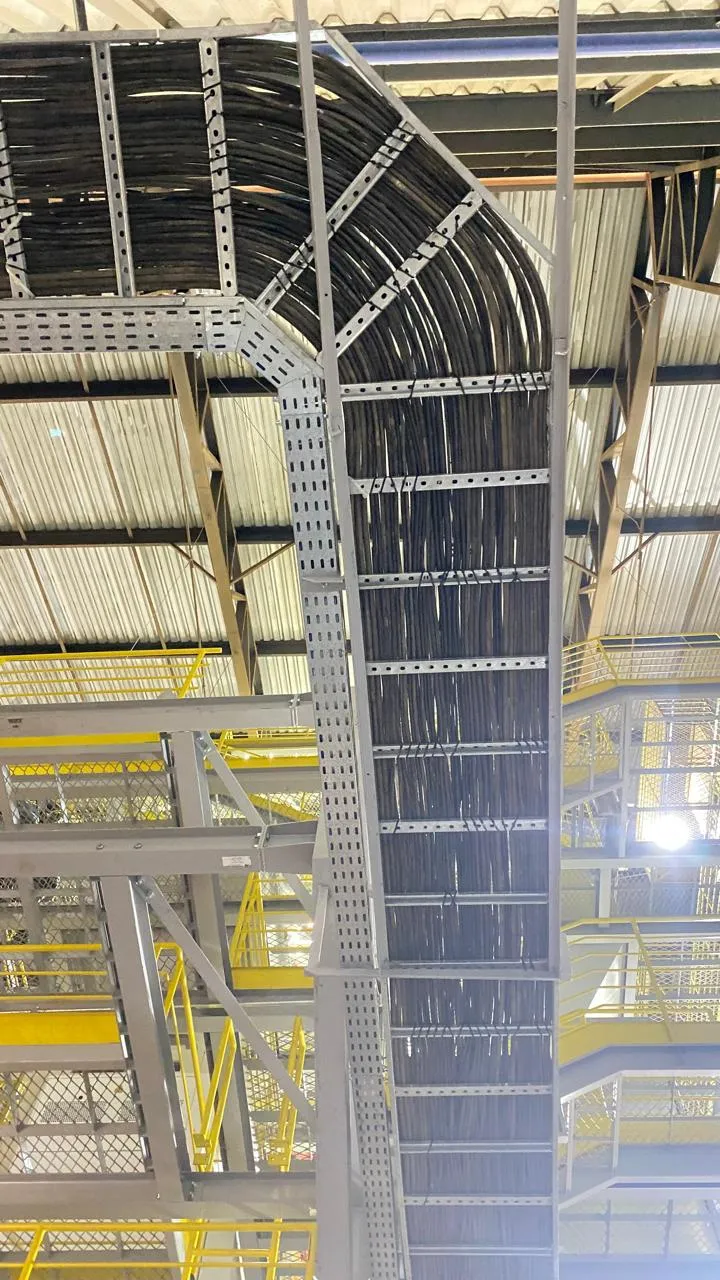 Leitos e eletrocalhas em planta industrial