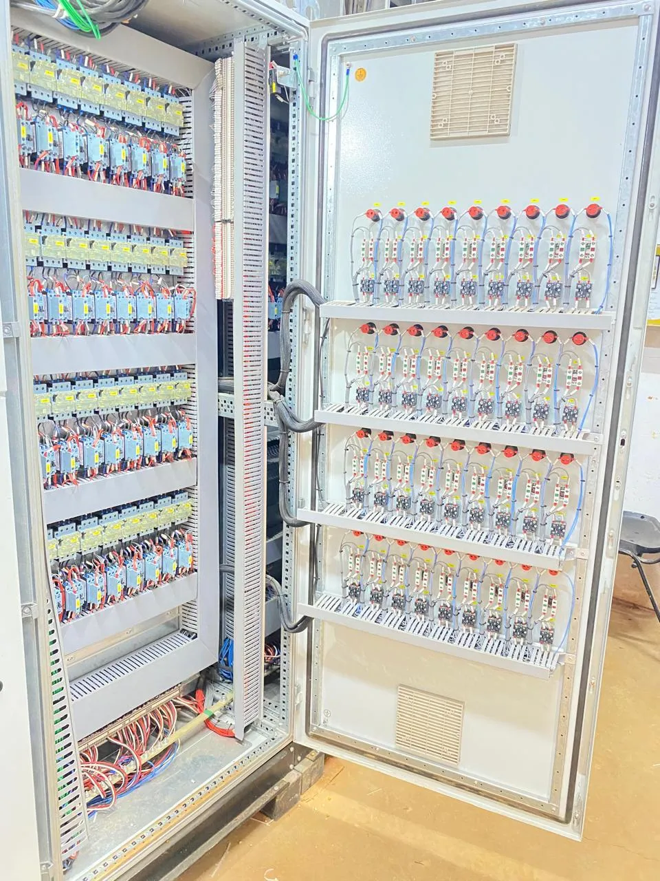 Montagem e cablagem de painéis elétricos